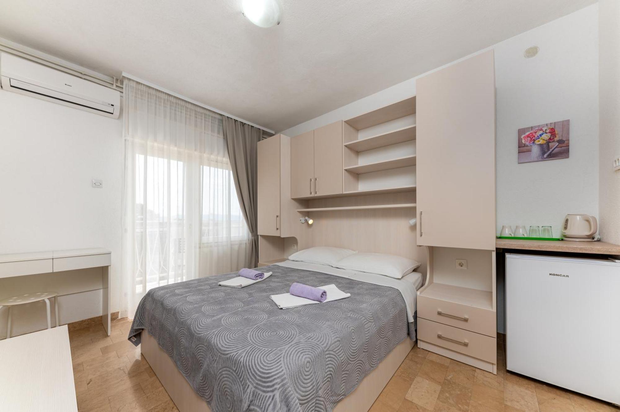 Bed And Breakfast Ivona Baška Voda Rum bild