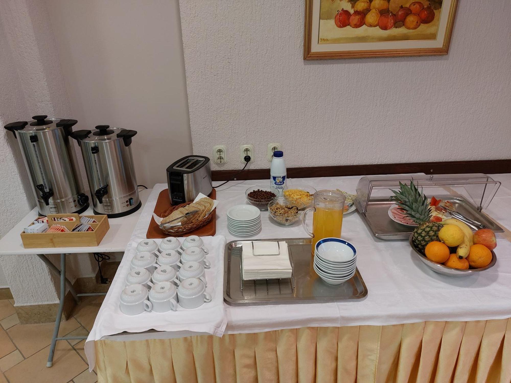 Bed And Breakfast Ivona Baška Voda Exteriör bild